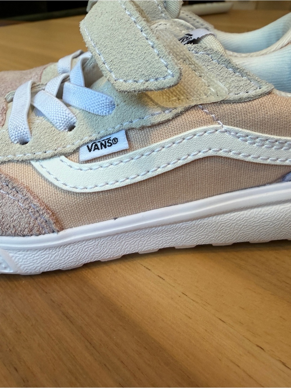 Vans Kids Low-Top Sneakers in Light Pink and White
